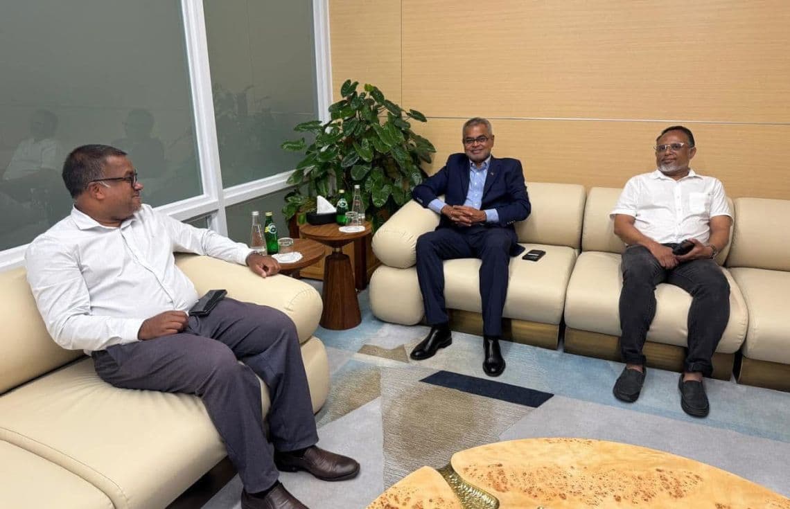 އދ. ގެ ކަނޑުތަކާބެހޭ މަހާސިންތާގައި ބައިވެރިވެވަޑައިގަތުމަށްޓަކައި ފަތުރުވެރިކަމާއި ތިމާވެއްޓާއި ބެހޭ ވަޒީރު ޠާރިޤް އިބްރާހިމް، ފްރާންސަށް ވަޑައިގަތުން. / ފޮޓޯ: މިނިސްޓްރީ