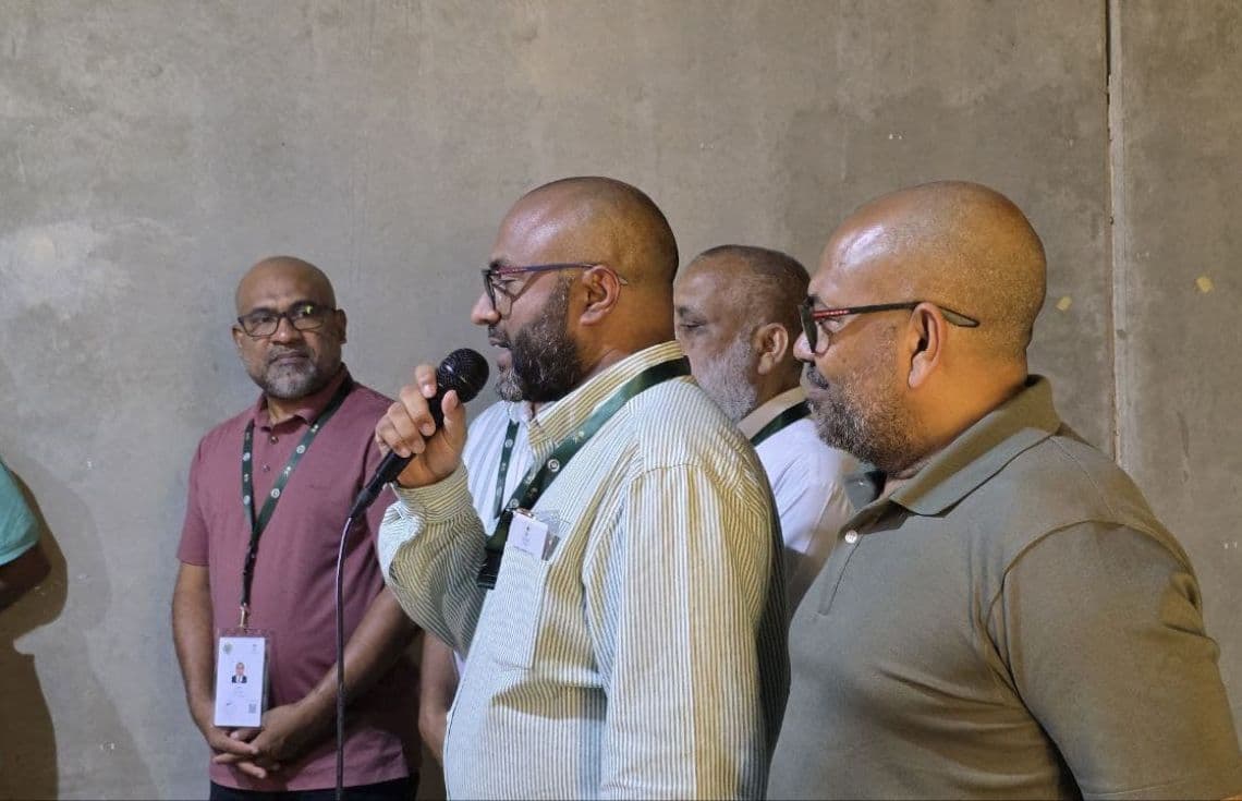 ރައީސްގެ ފަރާތްޕުޅުން ޙައްޖާޖީންގެ ހާލު ބެއްލެވުމަށް ވަޑައިގެންނެވި ވަޒީރުންގެ ޓީމުގައި ވަޒީރު ޝަހީމް ދިވެހި ޙައްޖާޖީންނާ ވާހަކަދައްކަވަނީ. / ފޮޓޯ: އިސްލާމީ ކަންތައްތަކާބެހޭ ވުޒާރާ