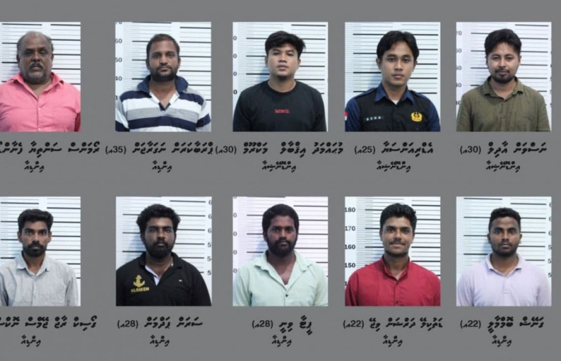 ރާއްޖެއަށް ކަނޑުމަގުން މަސްތުވާތަކެތި އެތެރެކުރަން އުޅުނު ކަމަށް ތުހުމަތުކުރެވޭ "މުތާ ޑައިމަންޑް" ބޯޓުގެ ކްރޫއިން ހައްޔަރުކުރެވުނު 10 މީހުން. / ފޮޓޯ: ޕޮލިސް