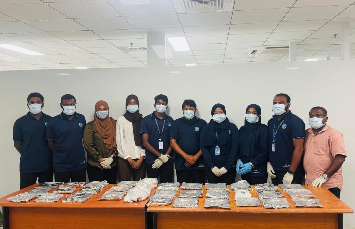 ކަސްޓަމްސް އިން މިރޭ ހިންގި އޮޕަރޭޝަނުގައި އަތުލާގަނެފައިވާ މަސްތުވާތަކެއްޗާއެކު އެ އިދާރާގެ މުވައްޒަފުން.