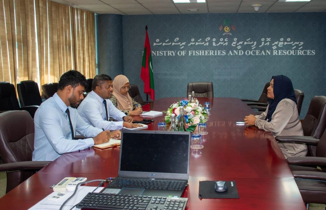 އައްޑު މީދޫ ދާއިރާގެ ކައުންސިލް މެންބަރު މަސްވެރިކަމާއި ކަނޑުގެ ވަސީލަތްތަކާބެހޭ ވުޒާރާގެ ބޭފުޅުންނާ ބައްދަލުކުރެއްވުން. / ފޮޓޯ: ވުޒާރާ