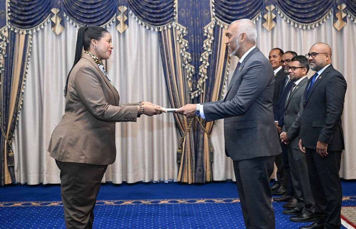 ޒިމްބާބްވޭއިން ރާއްޖެއަށް ކަނޑައެޅި އާ ސަފީރު މަގާމުގެ ފަތްކޮޅު ރައީސަށް އަރުވަނީ. / ފޮޓޯ: ރައީސް އޮފީސް