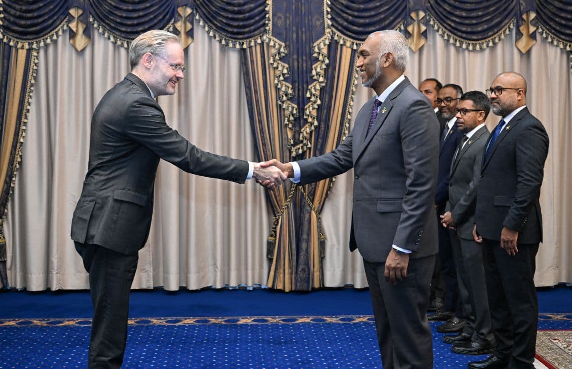 ޑެންމާކުން ރާއްޖެއަށް ކަނޑައެޅި އާ ސަފީރު މަގާމުގެ ފަތްކޮޅު ރައީސް ޑރ. މުހައްމަދު މުއިއްޒަށް އެރުވުން. / ފޮޓޯ: ރައީސް އޮފީސް