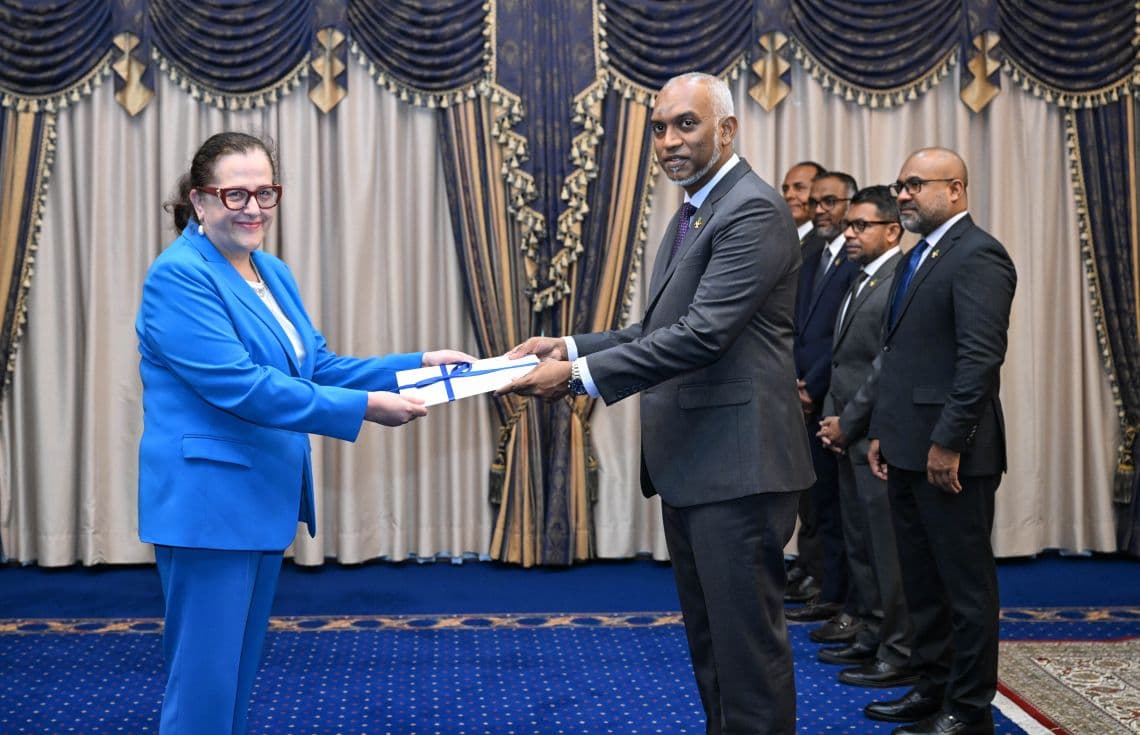 ގްރީސްއިން ރާއްޖެއަށް ކަނޑައެޅި އާ ސަފީރު މަގާމުގެ ފަތްކޮޅު ރައީސް ޑރ. މުއިއްޒަށް އަރުވަނީ. / ފޮޓޯ: ރައީސް އޮފީސް