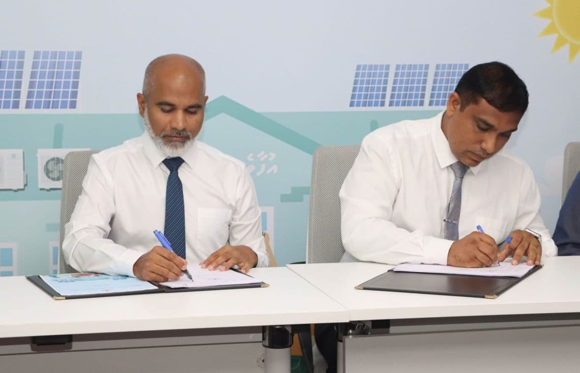 ސްކޫލްތަކަށް ބޭނުންވާ އޭސީ ހޯދުމުގެ މަސައްކަތް ފެނަކައާއި ހަވާލުކުރަން އެއްބަސްވުމުގައި ސޮއިކުރުން