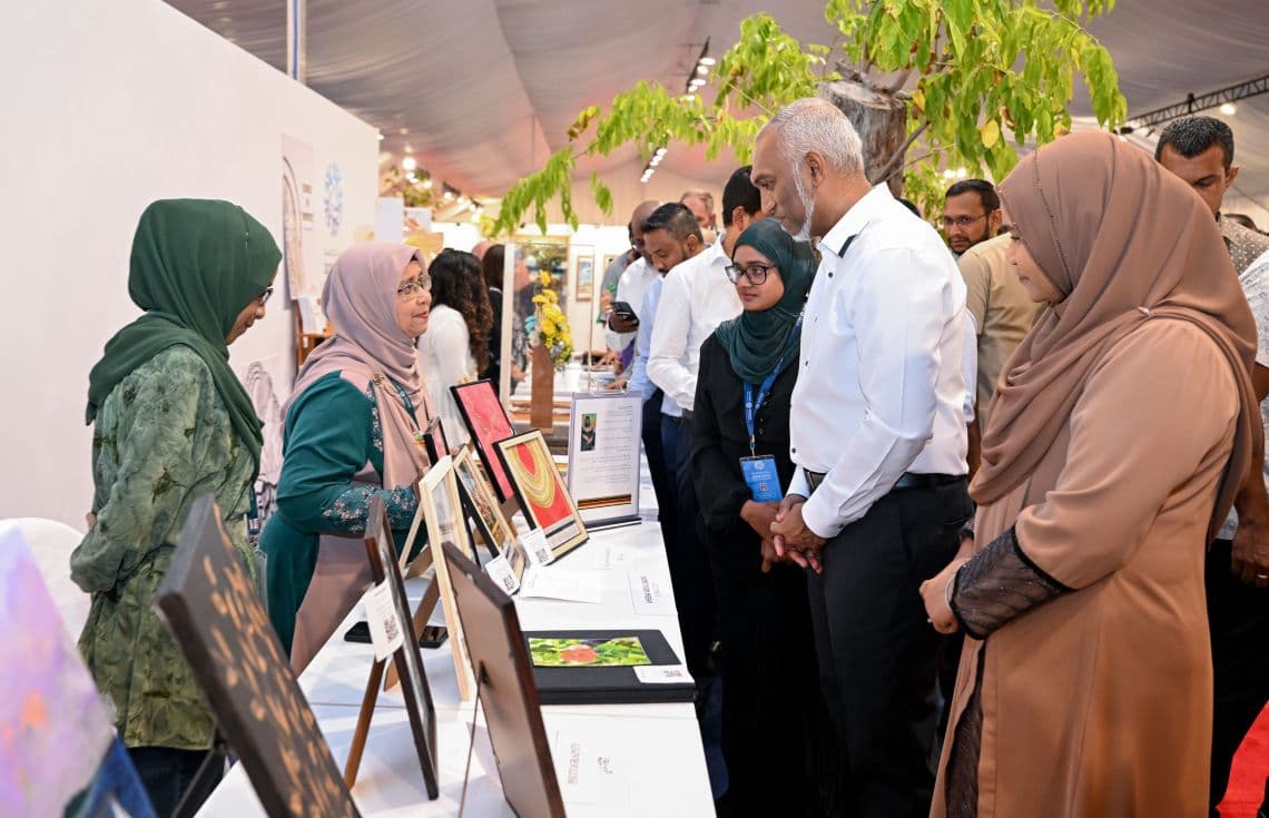 ދިވެހީންގެ އުފެއްދުންތެރިކަމުގެ މައުރަޒު 2025ގައި ރައީސުލްޖުމްހޫރިއްޔާ އަދި މެޑަމް ސާޖިދާ/ ފޮޓޯ: ރައީސް އޮފީސް