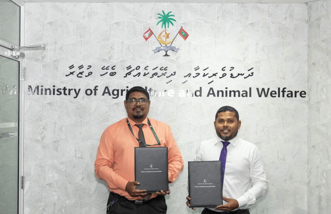 ފުޑް ސެކިއުރިޓީގެ މަޝްރޫއެއް ހިންގަ ކޮނޑޭއިން ދޭ ބިން ހަވާލުކުރުމަށް ބޭއްވި ރަސްމިއްޔާތު / ފޮޓޯ: ދަނޑުވެރިކަމާ ބެހޭ މިނިސްޓްރީ