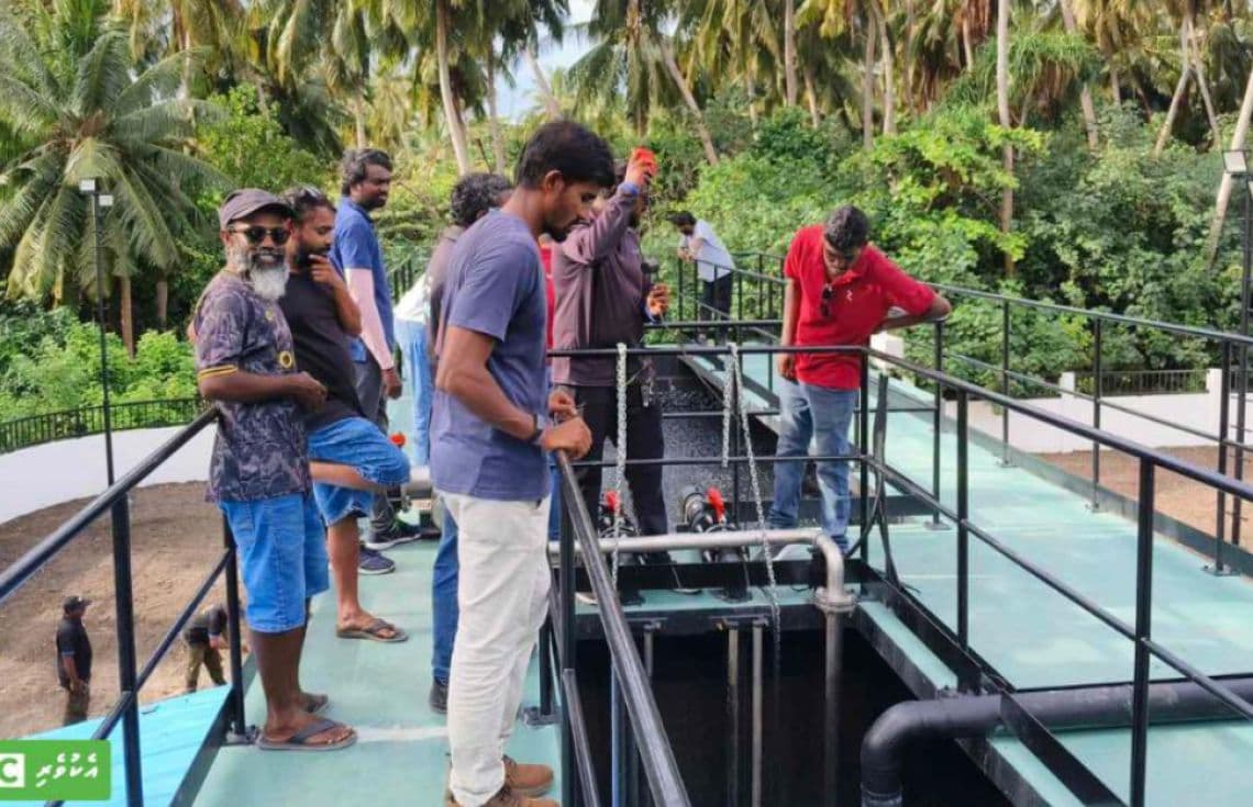 ގދ. ވާދޫގައި ފެނާއި ނަރުދަމާގެ ނިޒާމް ގާއިމްކުރުމުގެ މަސައްކަތް ކުރުމުގެ ތެރެއިން/ ފޮޓޯ: އެމްޑަބްލިޔުއެސްސީ
