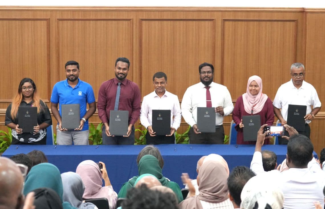 ލޭހަދިޔާކުރުމާއި ހޭލުންތެރިކުރުމުގެ ޕްރޮގްރާމްތައް ހިންގުމަށް ދަރިވަރުންގެ ޖަމްޢިއްޔާތަކާއެކު އެއްބަސްވުމެއްގައި ސޮއިކުރުން. / ފޮޓޯ: ހެލްތު މިނިސްޓްރީ