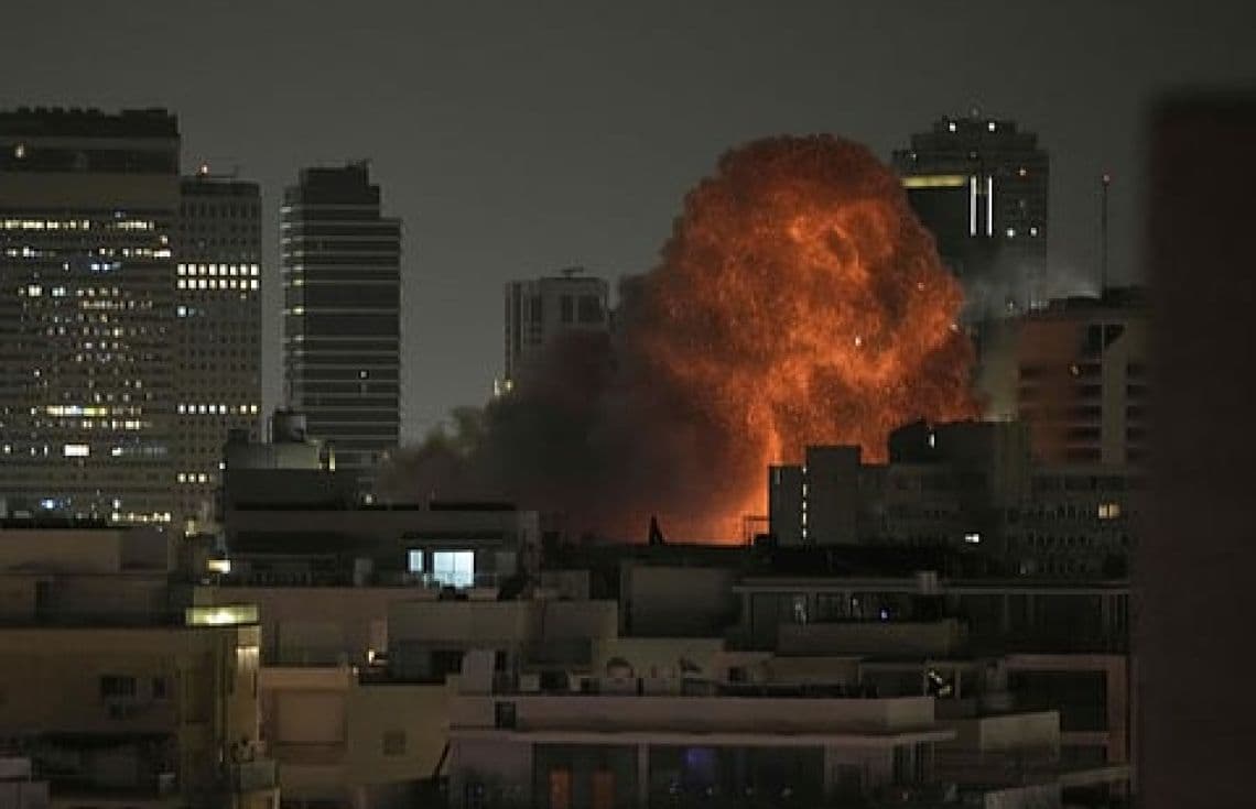 އީރާނުން ރޭ ފަތިހު ދިން ހަމަލާގައި އިސްރާއީލުގެ ތެޔޮކާރުޚަނާގައި އަލިފާން ރޯވެފައި.