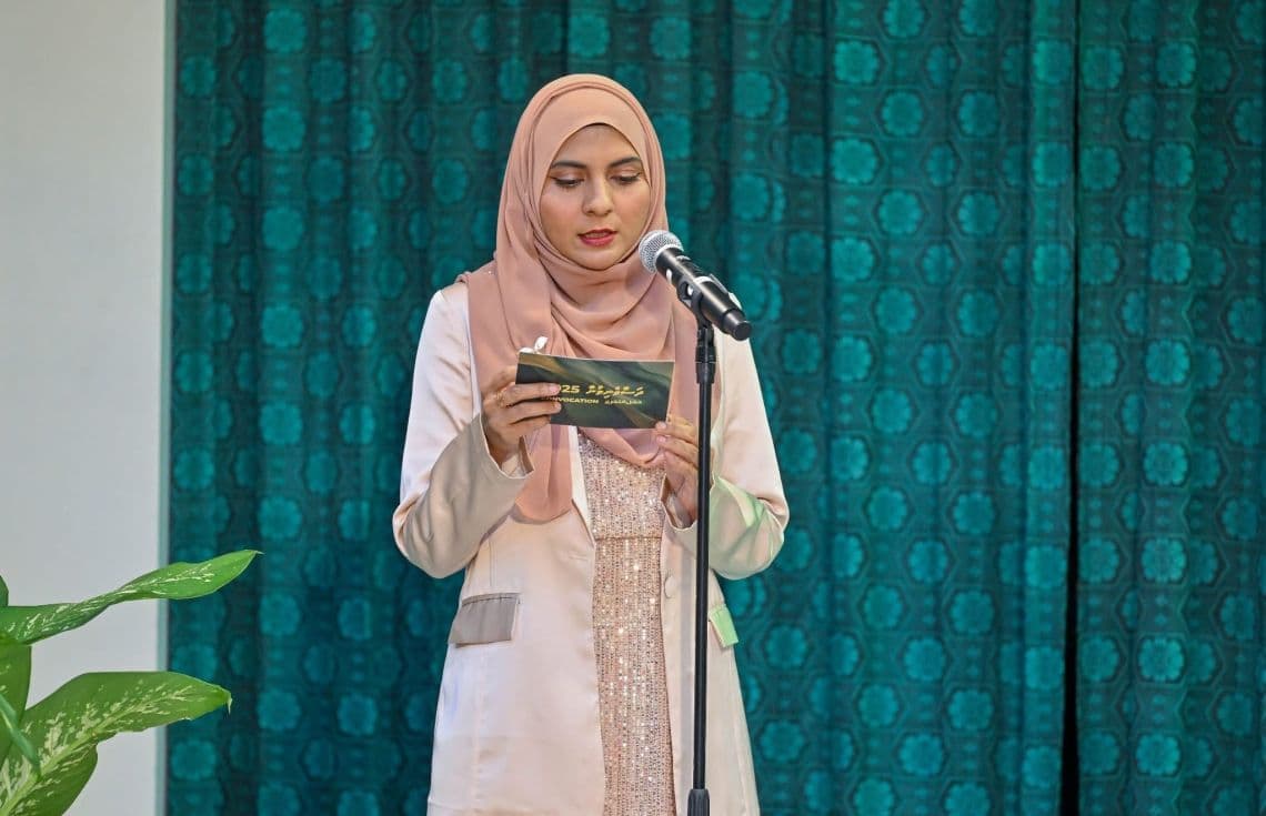 ޒަމްއަތު އަހުމަދު ވަހީދު ދަސްވެނިވުމުގެ ޖަލްސާއެއް ހުށަހަޅަނީ. / ފޮޓޯ: ފޭސްބުކް