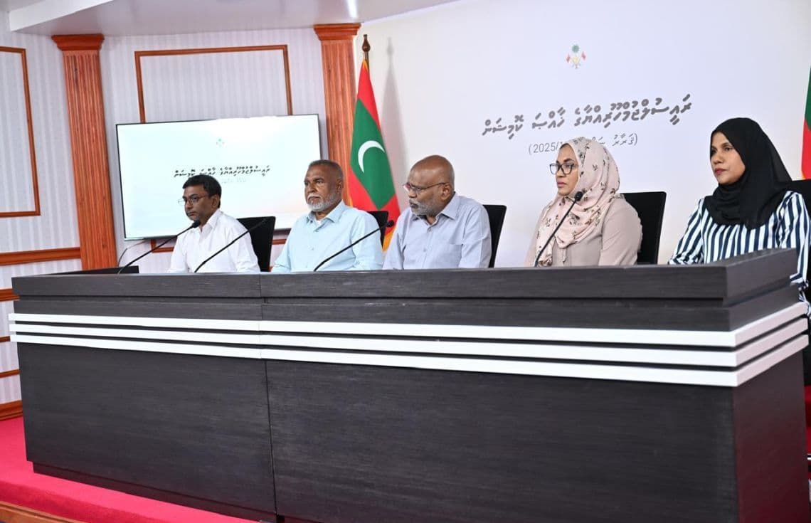 ޔުމްނުގެ މައްސަލަ ތަޙުޤީޤުކުރުމަށް ރައީސް އުފެއްދެވި ރިޔާސީ ކޮމިޝަނުން ބޭއްވި ނޫސްވެރިންގެ ބައްދަލުވުމެއް. / ފޮޓޯ: ރައީސް އޮފީސް
