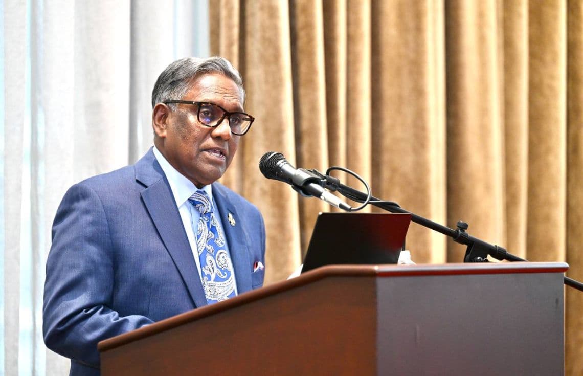 ނިއުޔޯކްގައި ކުރިއަށް ދިޔަ މޯލްޑިވްސް ޓުއަރިޒަމް އެންޑް އިންވެސްޓްމަންޓް ފޯރަމްގައި ސްޕެޝަލް އެންވޯއި އޮފް ދަ ޕްރެޒިޑެންޓް އަދި ދިވެހިރާއްޖޭގެ ކުރީގެ ރައީސް، ޑރ. މުޙައްމަދު ވަޙީދު ޙަސަން ވާހަކަފުޅުދައްކަވަނީ. / ފޮޓޯ: ރައީސް އޮފީސް