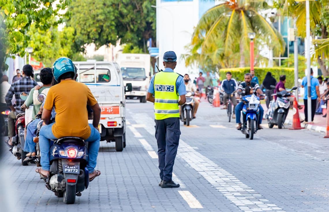 މާލޭގެ ބޮޑުތަކުރުފާނު މަގުގައި ފުލުހަކު ޓްރެފިކް ބަލަހައްޓަނީ. / ފޮޓޯ: ޚުލާސާ