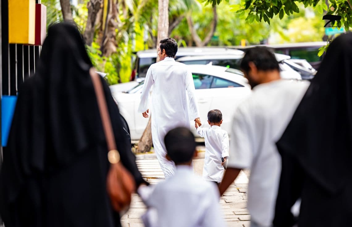 މިއަހަރުގެ އަޟްޙާ ޢީދު ނަމާދަށް ކުޑަކުދިންތަކެއް މައިންބަފައިންނާއެކު ދަނީ. ދަރިން ތަރުބިއްޔަތުކުރުމުގައި އެންމެ ބޮޑު ރޯލެއް އަދާކުރަނީ މައިންބަފައިން / ފޮޓޯ: ޚުލާސާ