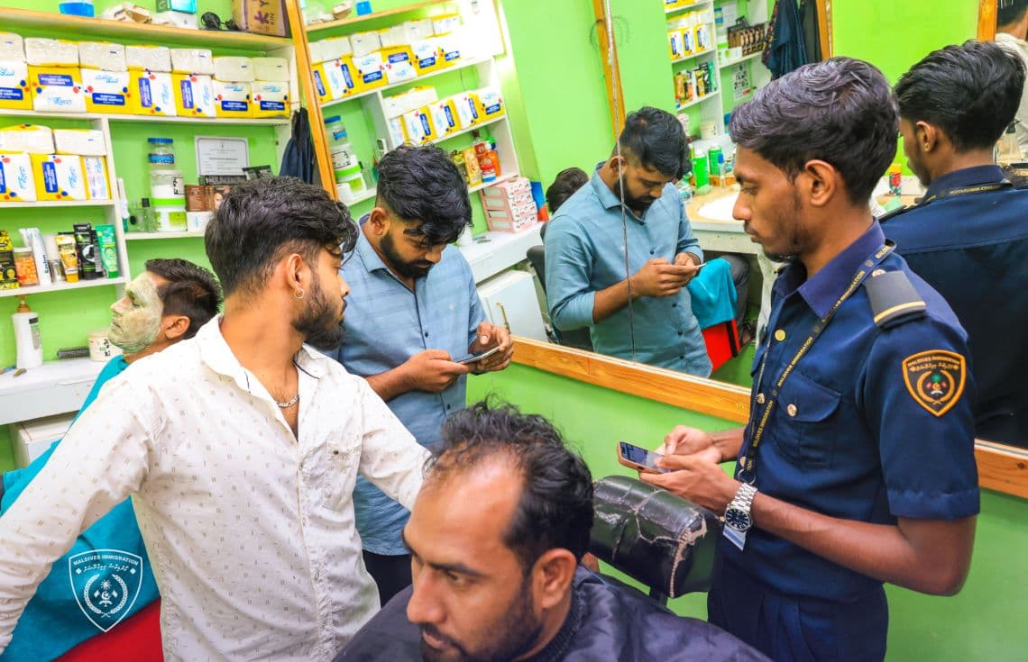 އިމިގްރޭޝަނުން ހިންގި އޮޕަރޭޝަނެއްގައި ބިދޭސީންގެ މައުލޫމާތު ނަގަނީ / ފޮޓޯ: އިމިގްރޭޝަން