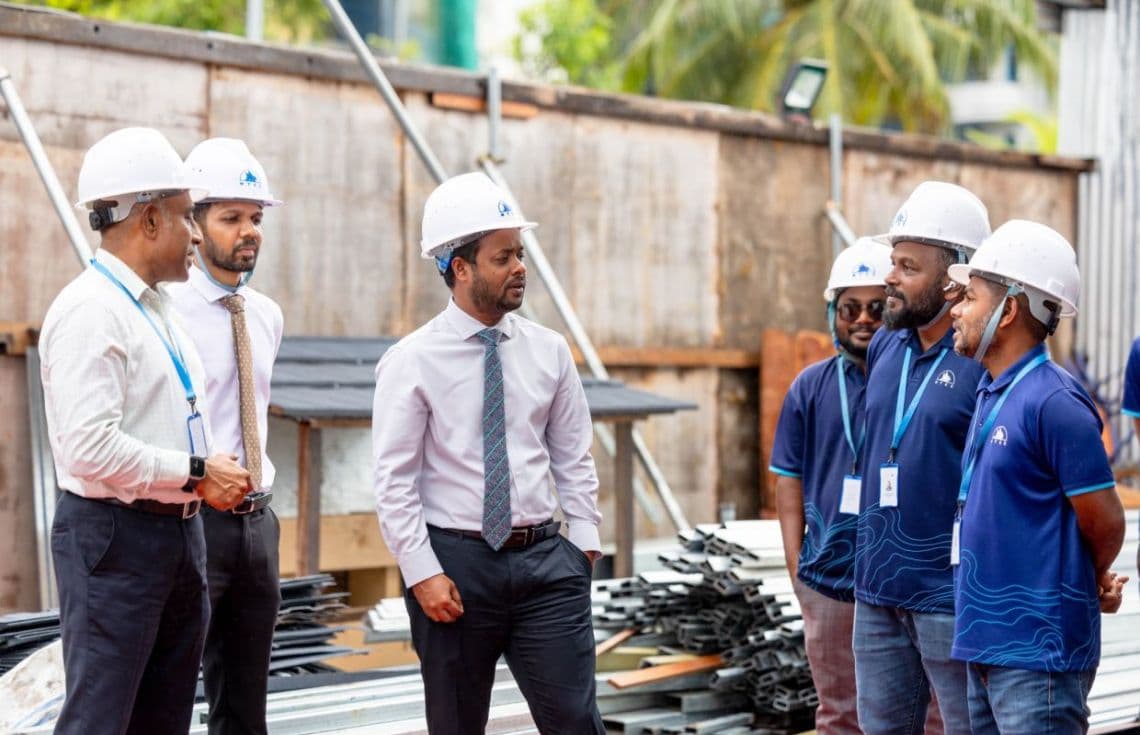 ރަސްމީ ފާލަމުގެ މަސައްކަތް ބައްލަވާލެއްވުމަށް މިނިސްޓަރު މުއްތަލިބް އެތަނުގައި / ފޮޓޯ: ކޮންސްޓްރަކްޝަން މިނިސްޓްރީ