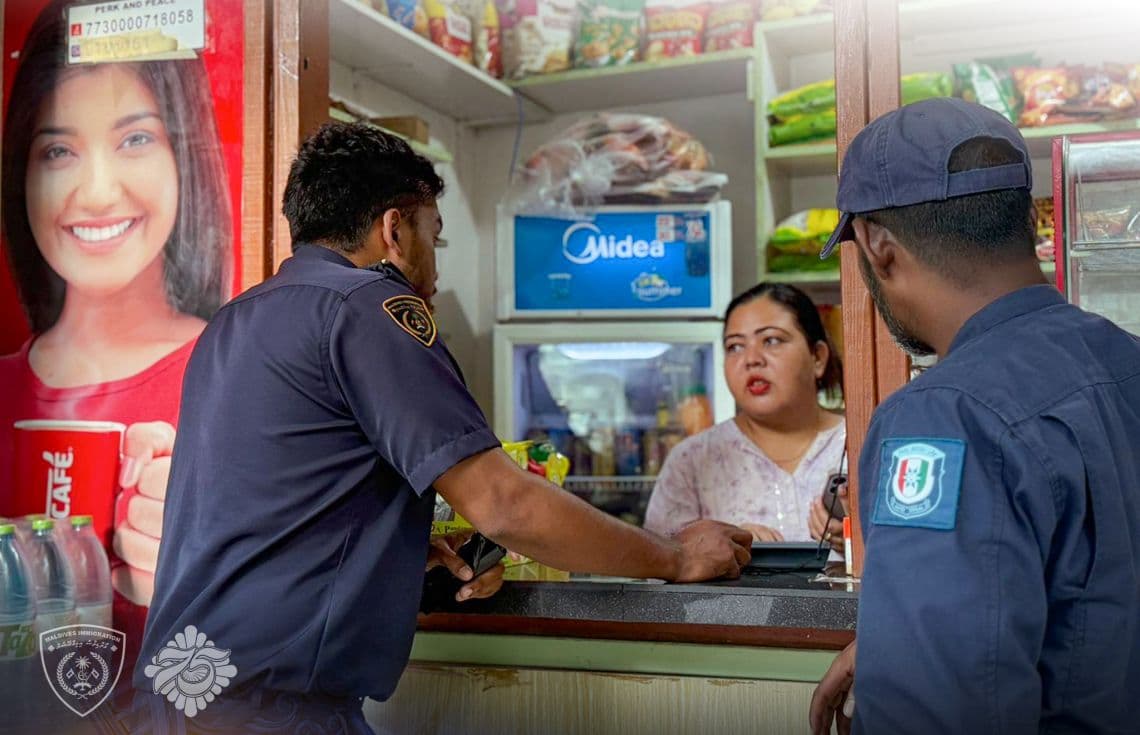 ގަވާއިދާ ހިލާފަށް ރާއްޖޭގައި އުޅެމުންދާ ބިދޭސީން ހޯދުމަށް ޓާސްކްފޯސްއިން ހިންގަމުންދާ އޮޕަރޭޝަންތަކުގައި، އިއްޔެ ހުޅުމާލޭގައި ހިންގަމުންދާ ކެފޭ/ޓޭކްއަވޭ އެއް ބަލައި ފާސްކުރުން/ ފޮޓޯ: އިމިގްރޭޝަން