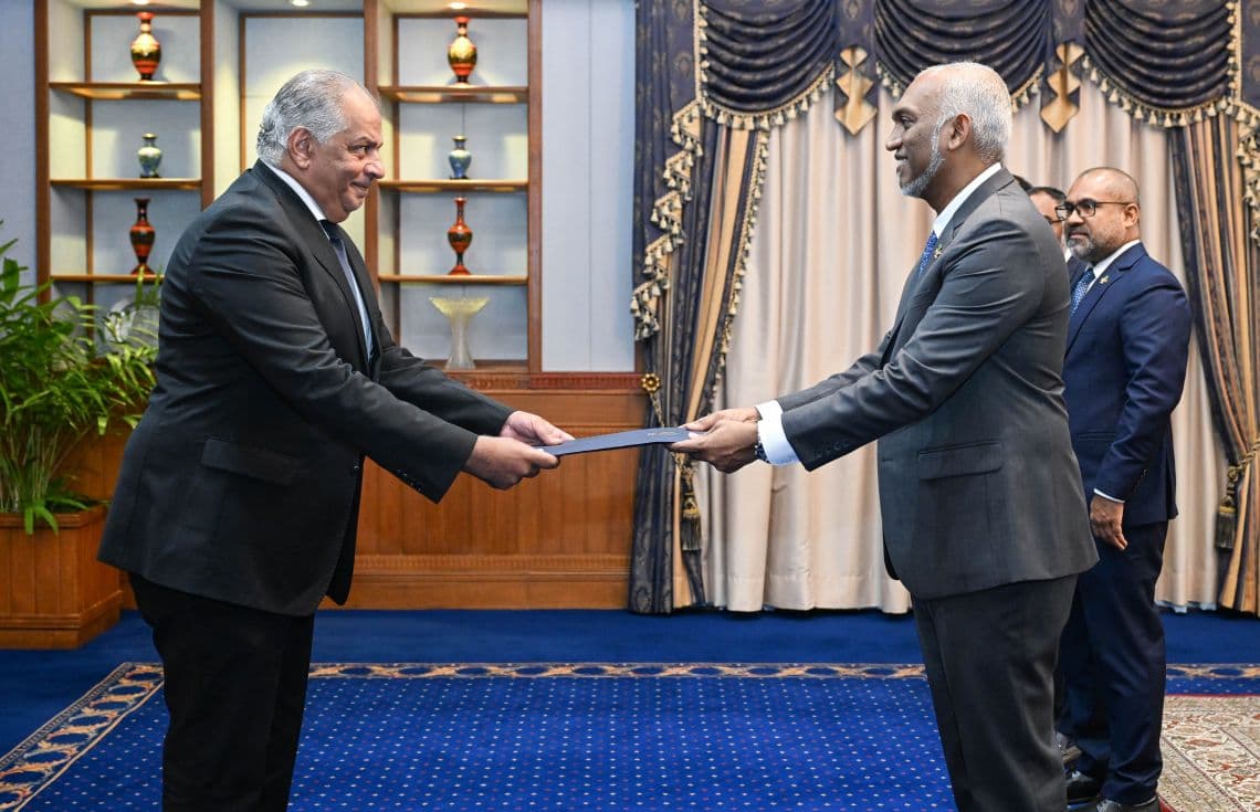 މިޞްރު ސަރުކާރުގެ އައު ސަފީރު، އެމަނިކުފާނުގެ ސަފީރުކަމުގެ ފަތްކޮޅު ރައީސްއަށް އެރުވުން/ ފޮޓޯ: ރައީސް އޮފީށް
