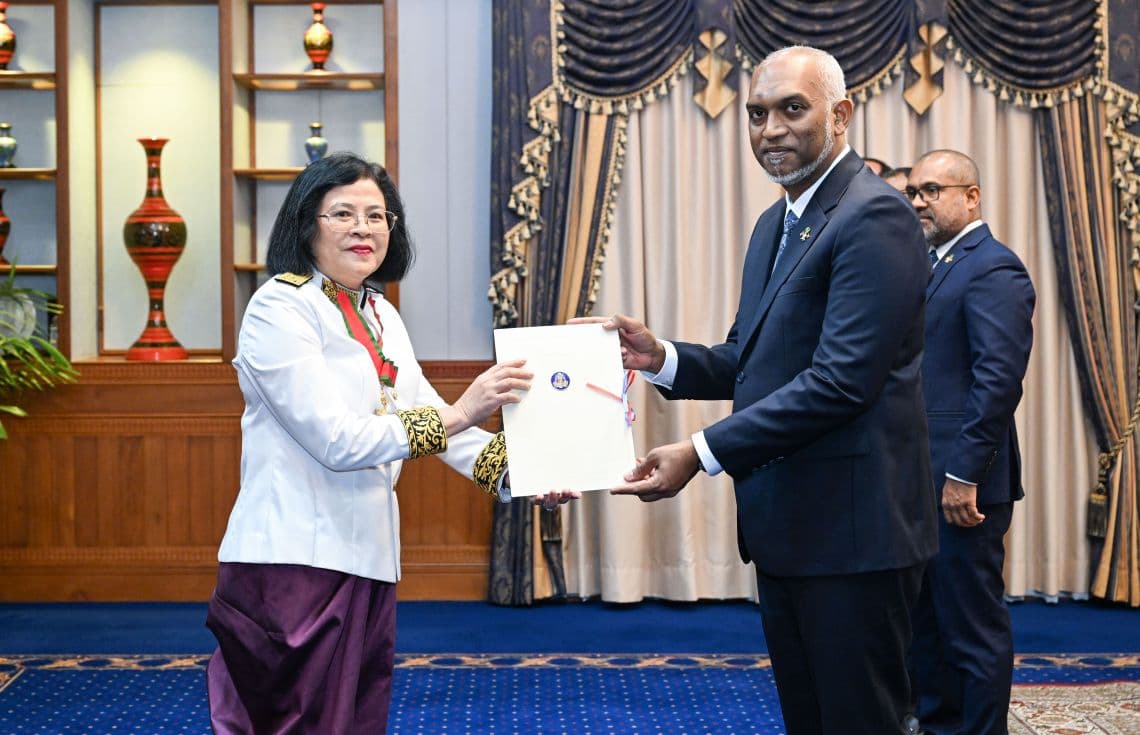 ކެމްބޯޑިއާގެ އައު ސަފީރު، އެކަމަނާގެ ސަފީރުކަމުގެ ފަތްކޮޅު ރައީސުލްޖުމްހޫރިއްޔާއަށް އެރުވުން/ ފޮޓޯ: ރައީސް އޮފީސް