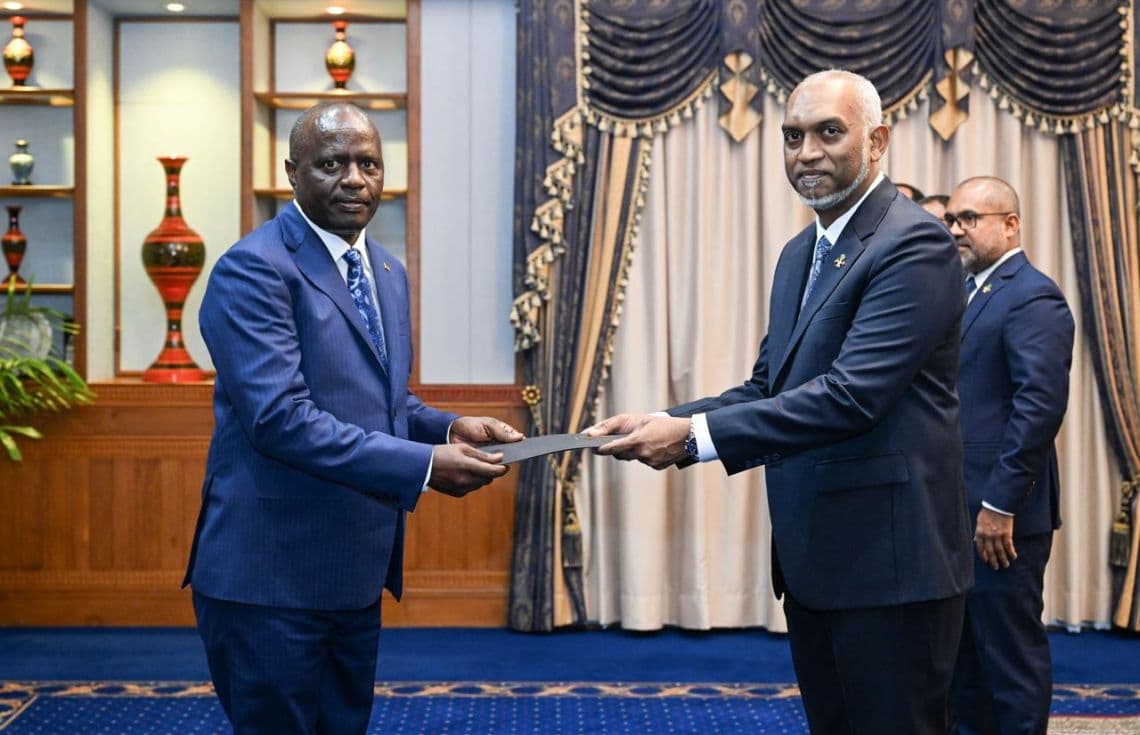 ކެންޔާގެ ހައި ކޮމިޝަނަރ، އެމަނިކުފާނުގެ ސަފީރުކަމުގެ ފަތްކޮޅު ރައީސުލްޖުމްހޫރިއްޔާއަށް އެރުވުން/ ފޮޓޯ: ރައީސް އޮފީސް