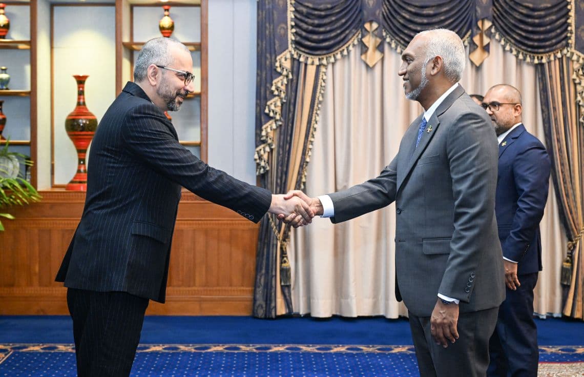 އީރާނުގެ އައު ސަފީރު، އެމަނިކުފާނުގެ ސަފީރުކަމުގެ ފަތްކޮޅު ރައީސުލްޖުމްހޫރިއްޔާއަށް އެރުވުން/ ފޮޓޯ: ރައީސް އޮފީސް