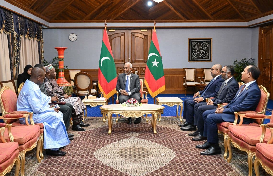 ގިނީގެ އައު ސަފީރު، އެމަނިކުފާނުގެ ސަފީރުކަމުގެ ފަތްކޮޅު ރައީސުލްޖުމްހޫރިއްޔާއަށް އަރުވައިފި