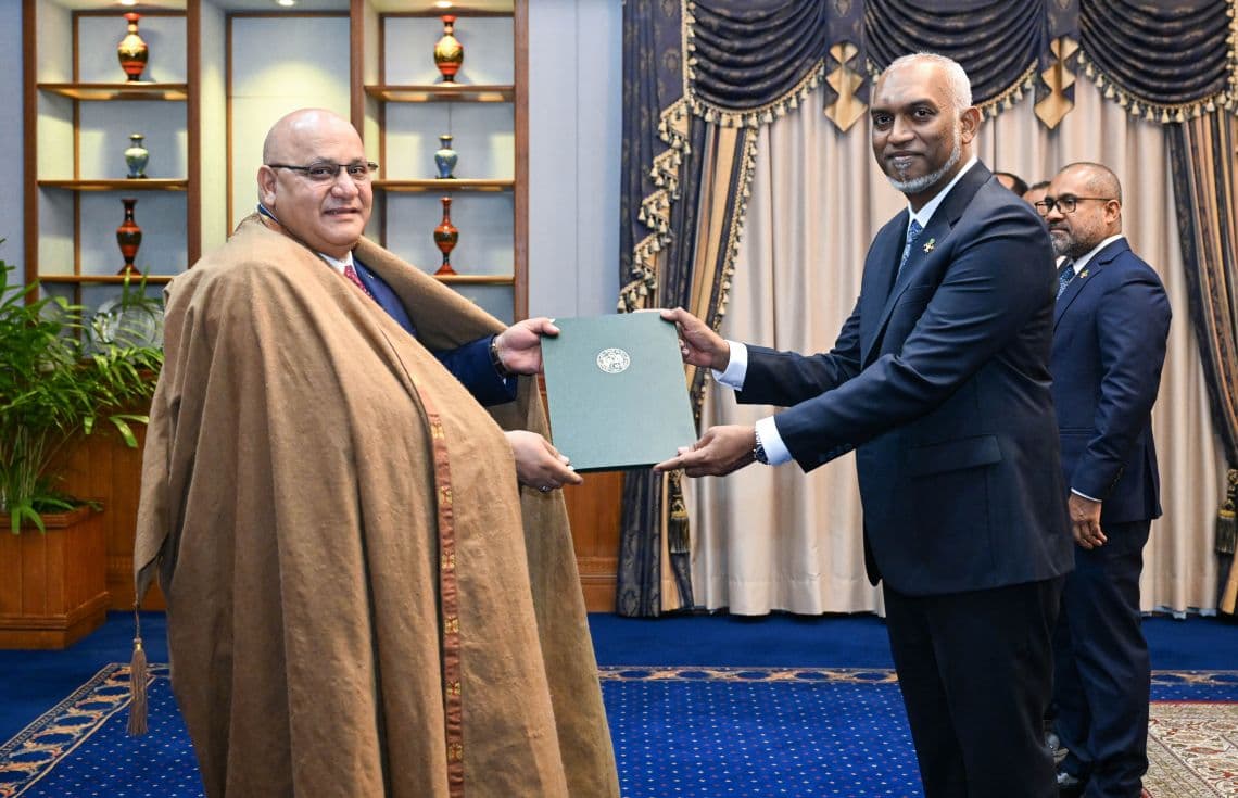 އަލްޖީރިއާގެ އައު ސަފީރު، އެމަނިކުފާނުގެ ސަފީރުކަމުގެ ފަތްކޮޅު ރައީސުލްޖުމްހޫރިއްޔާއަށް އަރުވުން/ ފޮޓޯ: ރައީސް އޮފީސް
