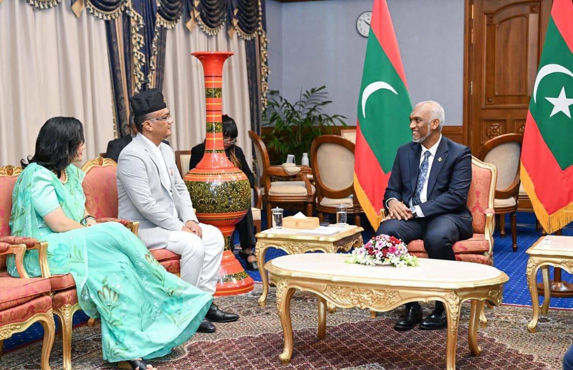 ނޭޕާލްގެ އައު ސަފީރު، އެމަނިކުފާނުގެ ސަފީރުކަމުގެ ފަތްކޮޅު ރައީސުލްޖުމްހޫރިއްޔާއަށް އެރުވުން/ ފޮޓޯ: ރައީސް އޮފީސް