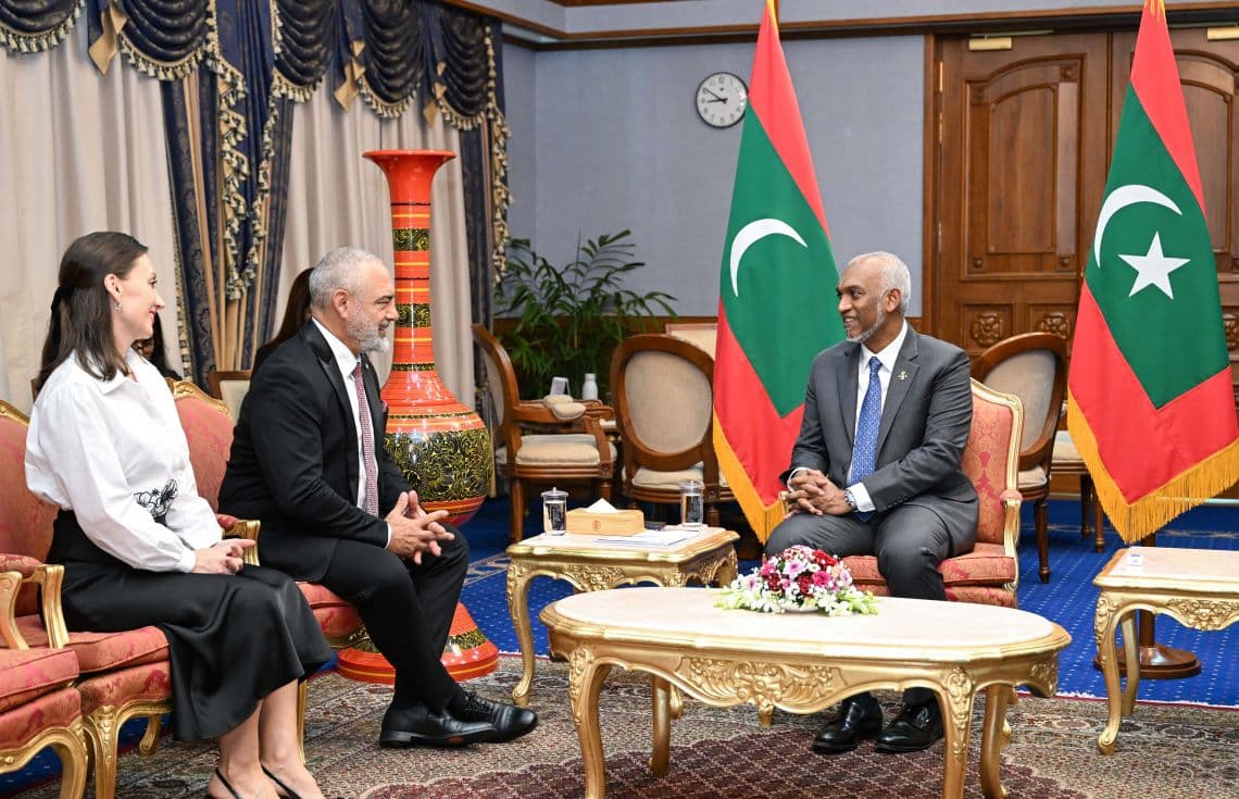 ޕެރަގުއޭގެ އައު ސަފީރު، އެމަނިކުފާނުގެ ސަފީރުކަމުގެ ފަތްކޮޅު ރައީސުލްޖުމްހޫރިއްޔާއަށް އެރުވުން/ ފޮޓޯ: ރައީސް އޮފީސް