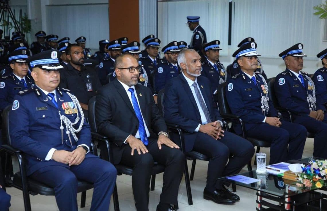 ފުލުހުންގެ އަހަރީ ދުވަހުގެ ޖަލްސާގައި ރައީސް މުޢިއްޒުއާއި ހޯމްމިނިސްޓަރު އިހްސާން: ރައީސް ވަނީ ހ. މިޓާޒް މައްސަލައިގެ ތަހުޤީޤު ފުޅާކުރުމަށް އަންގަވާފަ.
