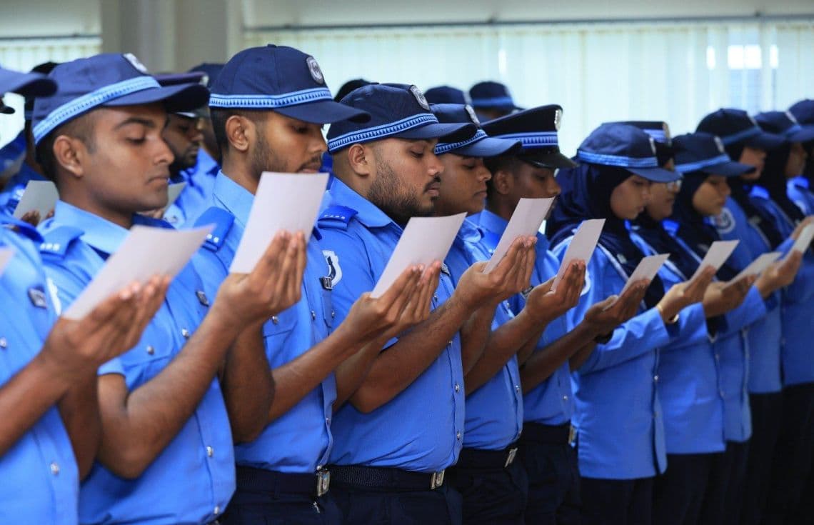 ފުލުހުންގެ ހިދުމަތާ އަލަށް ގުޅުނު ފުލުހުން ހުވާކުރަނީ / ފޮޓޯ: ޕޮލިސް