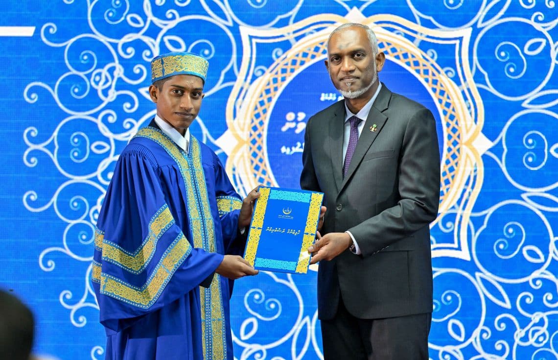 އެންމެފަހުން ބޭއްވި ހާފިޒުންގެ ދަސްވެނިވުމުގެ ރަސްމިއްޔާތުގައި ރައީސް ޑރ. މުއިއްޒު, ހާފިޒަކަށް ސެޓްފިކެޓް ހަވާލުކުރައްވަނީ / ފޮޓޯ: ރައީސް އޮފީސް