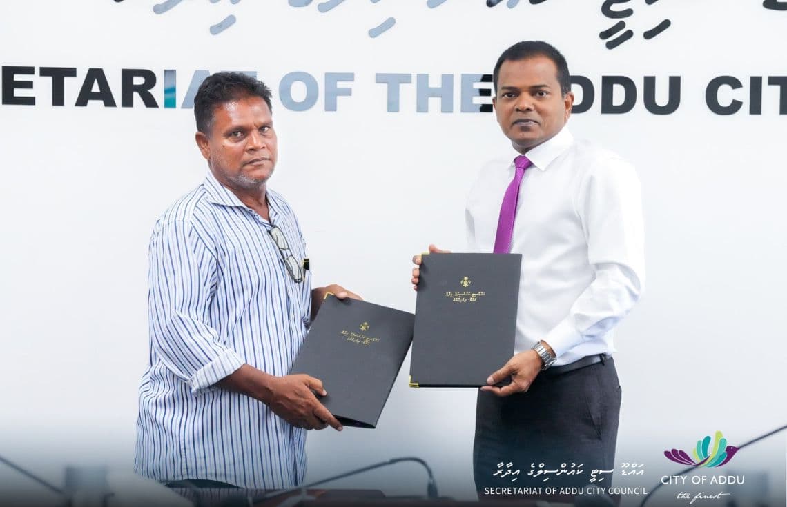 އައްޑޫ ސިޓީ ފޭދޫގައި މަލްޓިމީޑިއާ ލައިބްރަރީއެއް ތަރައްގީކުރުމަށް ހަވާލުކުރުން. / ފޮޓޯ: އައްޑޫ ސިޓީ ކައުންސިލް