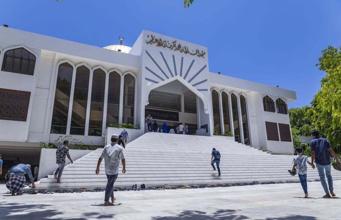 މާލޭ އިސްލާމީ މަރުކަޒަށް ބަޔަކު ނަމާދަށް ދަނީ / ފޮޓޯ: އިސްލާމިކް މިނިސްޓްރީ