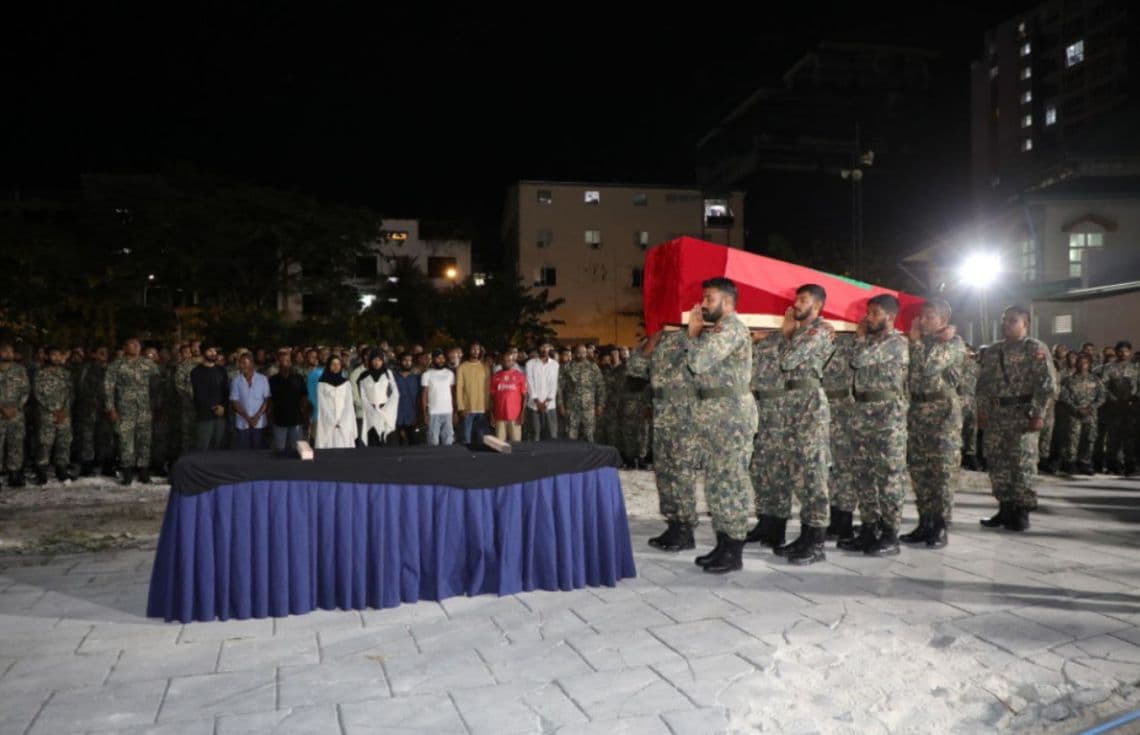ވޮރަންޓް އޮފިސަރ 2 ޢަލީ ޙާމިދުގެ ސަންދޯއް، ސިފައިންގެ ސަންދޯއްވެރިންގެ ކޮނޑުމަތީގައި. / ފޮޓޯ: އެމް.އެން.ޑީ.އެފް.