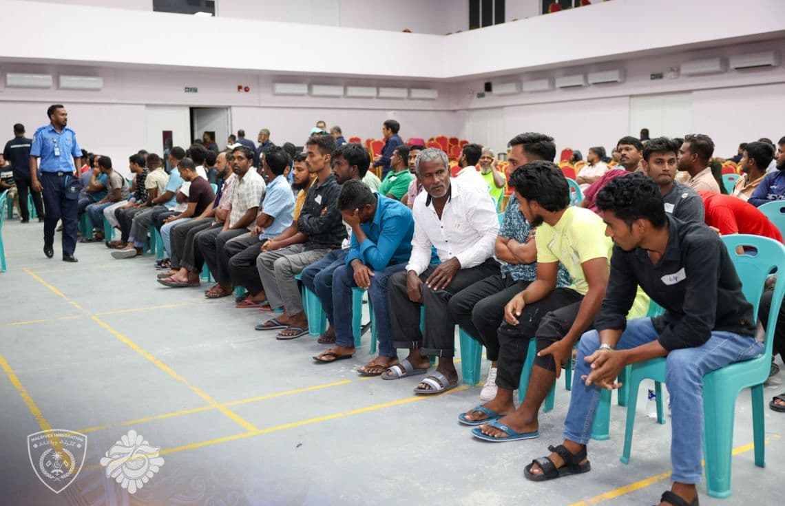 އައްޑޫން އިމިގްރޭޝަންގެ ބެލުމުގެ ދަށަށް ގެންދިޔަ ބިދޭސީން / ފޮޓޯ: އިމިގްރޭޝަން