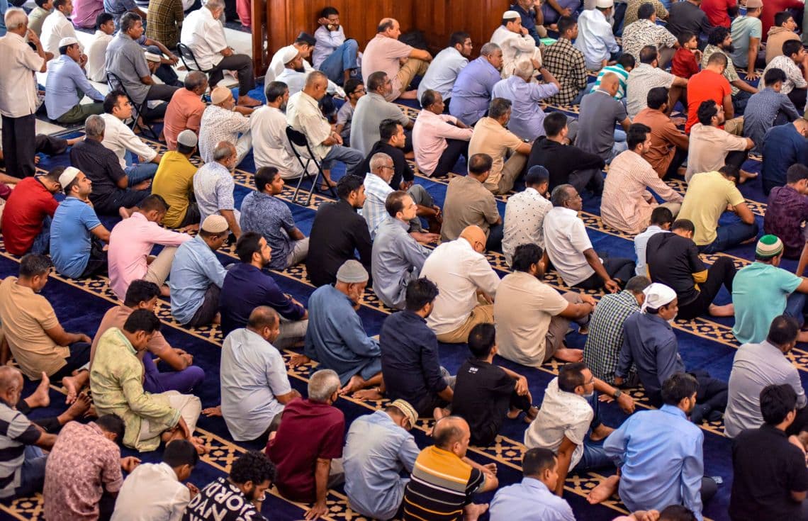 ހުކުރު ޚުޠުބާ އަޑުއަހަން މީސްތަކުން މިސްކިތުގައި.