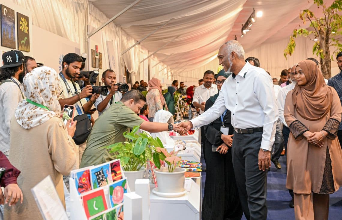 މިދިޔަ މަހު ބޭއްވި ދިވެހިން އުފެއްދުންތެރިކަމުގެ މައުރަޒުގެ ބައިވެރިޔަކާ ރައީސް ޑރ. މުއިއްޒު ސަލާންކުރައްވަނީ / ފޮޓޯ: ރައީސް އޮފީސް