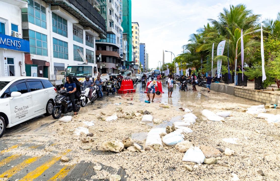 މާލެއަށް އުދަ އަރާފައި. / ފޮޓޯ: ޚުލާސާ