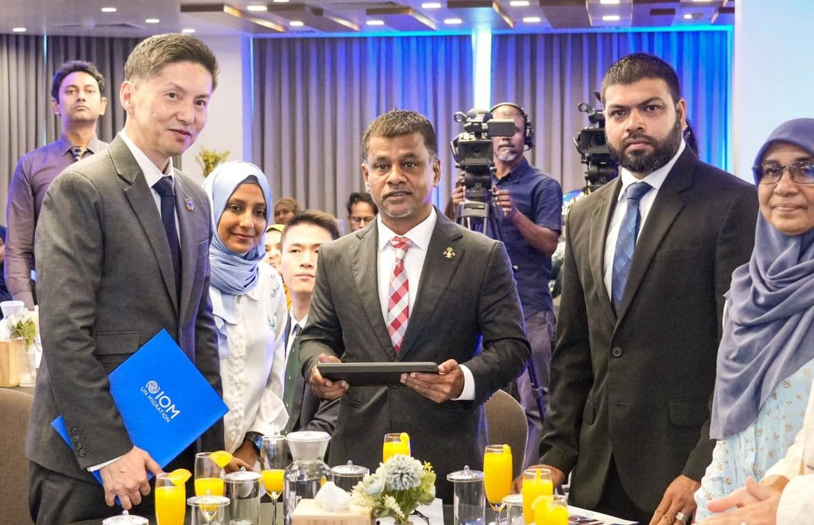 ބިދޭސީންގެ ސިއްހަތާ ބެހޭ ގައުމީ ސިޔާސަތު ރަސްމީކޮށް އިފްތިތާހުކުރުމަށް ބޭއްވި ރަސްމިއްޔާތު / ފޮޓޯ: ހެލްތު މިނިސްޓްރީ