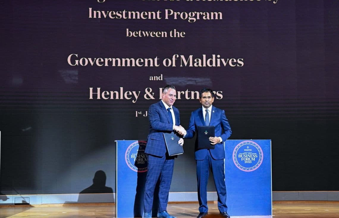 ސިންގަޕޫރުގައި ބޭއްވި ބިޒްނަސް ފޯރަމްގައި ކުންފުނިތަކާއެކު އެއްބަސްވުންތަކުގައި ސޮއިކުރުން / ފޮޓޯ: ރައީސް އޮފީސް