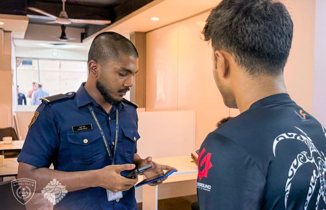 ގަވާއިދާ ހިލާފަށް އުޅޭ ބިދޭސީންގެ މައްސަލައަށް ހައްލެއް ހޯދުމަށް އިމިގްރޭޝަނުން ކުރަމުންދާ މަސައްކަތުގެ ތެރެއިން އިން އިއްޔެ ހަވީރު ހިންގި ރެއިޑު އޮޕަރޭޝަން/ ފޮޓޯ: އިމިގްރޭޝަން