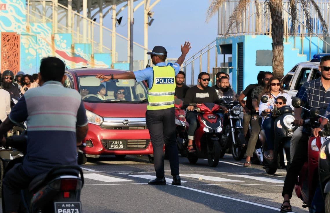 ފުލުހަކު މާލޭގެ މަގެއްގެ ޓްރެފިކް ބަލަހައްޓަނީ / ފޮޓޯ: ޕޮލިސް