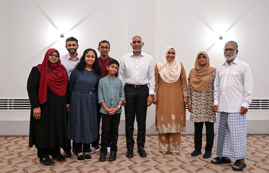 ސިންގަޕޫރުގައި އުޅޭ ދިވެހިންގެ ބަޔަކާއެކު ރައީސްގެ ދެކަނބަލުން ފޮޓޯއެއް ނަންގަވަނީ / ފޮޓޯ: ރައީސް އޮފީސް