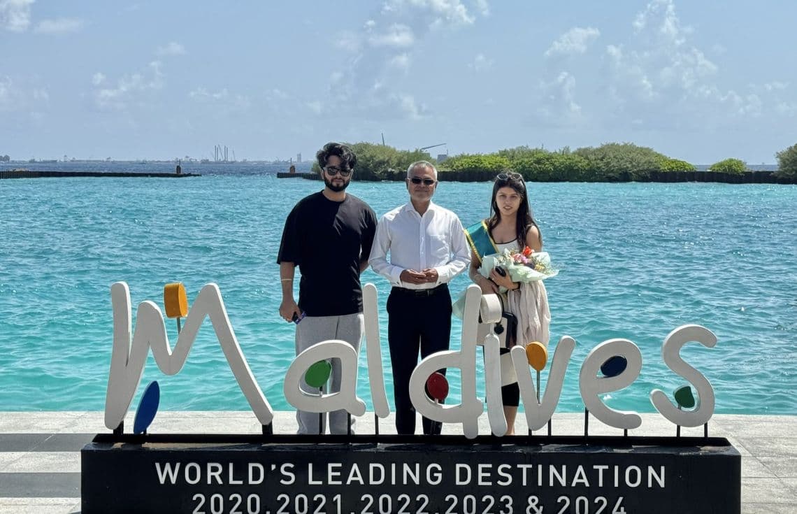 މި އަހަރު ރާއްޖެ އައި އެއް މިލިއަން ވަނަ ޓޫރިސްޓަށް މަރުހަބާ ކިޔުން / ފޮޓޯ: ޓޫރިޒަމް މިނިސްޓްރީ