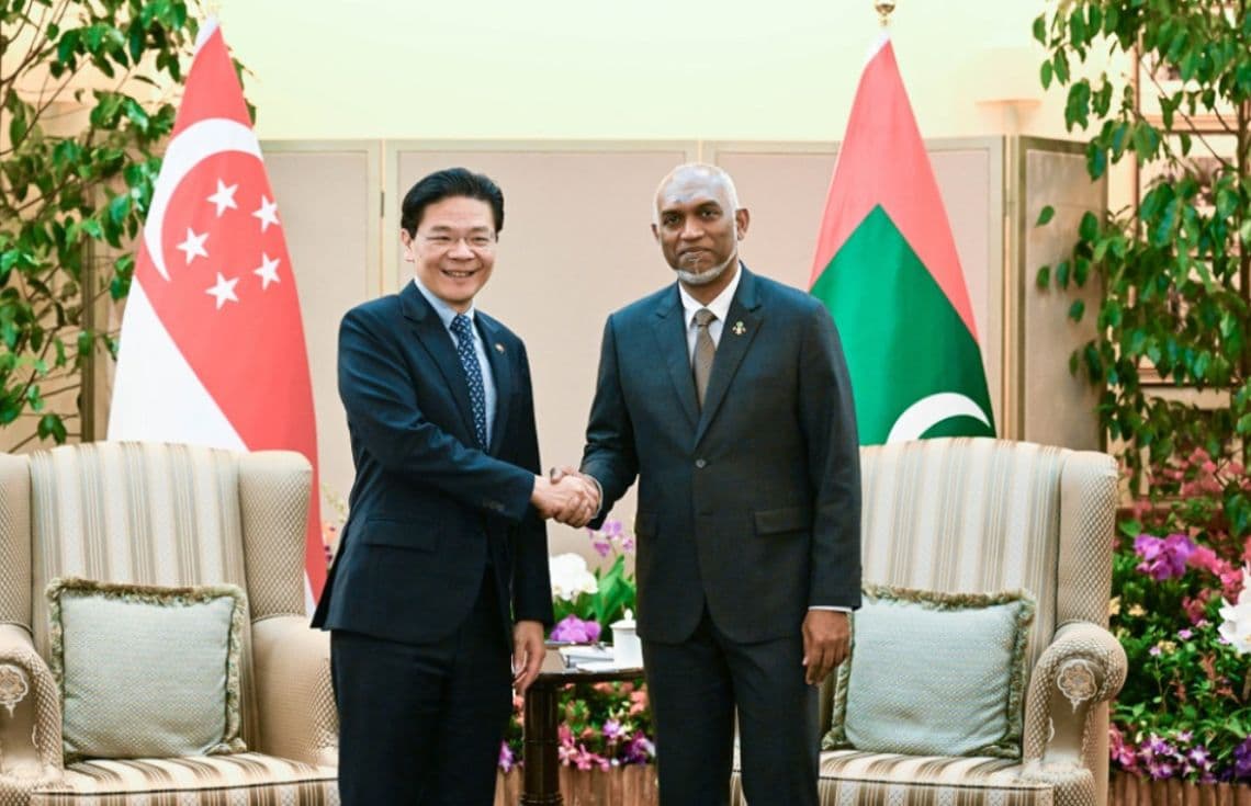 ރައީސުލްޖުމްހޫރިއްޔާ ޑރ. މުޙައްމަދު މުޢިއްޒު ސިންގަޕޫރުގެ ރައީސް ތަރްމަން ޝަންމުގަރަނަމް އާއި ސަލާމް ކުރައްވަނީ.