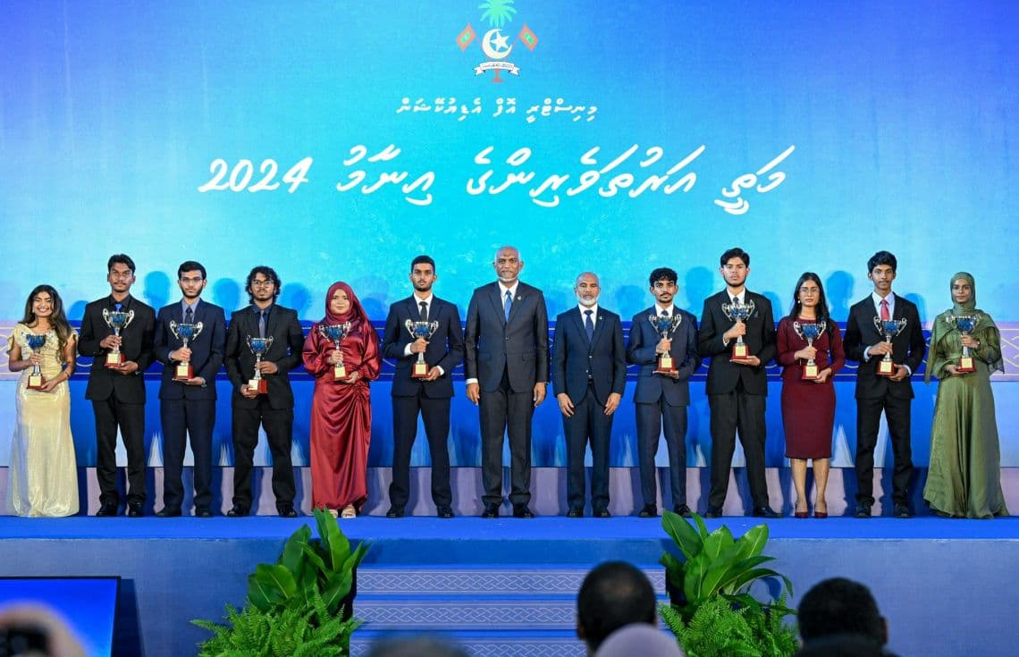 މިދިޔަ އަހަރުގެ އޭ ލެވެލްގެ އެއްވަނަ ހާސިލްކޮށް ރައީސްގެ ހާއްސަ ސްކޮލާޝިޕް ލިބުނު 11 ދަރިވަރުން ރައީސް ޑރ. މުޙއްމަދު މުޢއްޒު އާއި އެޑިޔުކޭޝަން މިނިސްޓަރު ޑރ. އިސްމާޢީލް ޝަފީޢު.