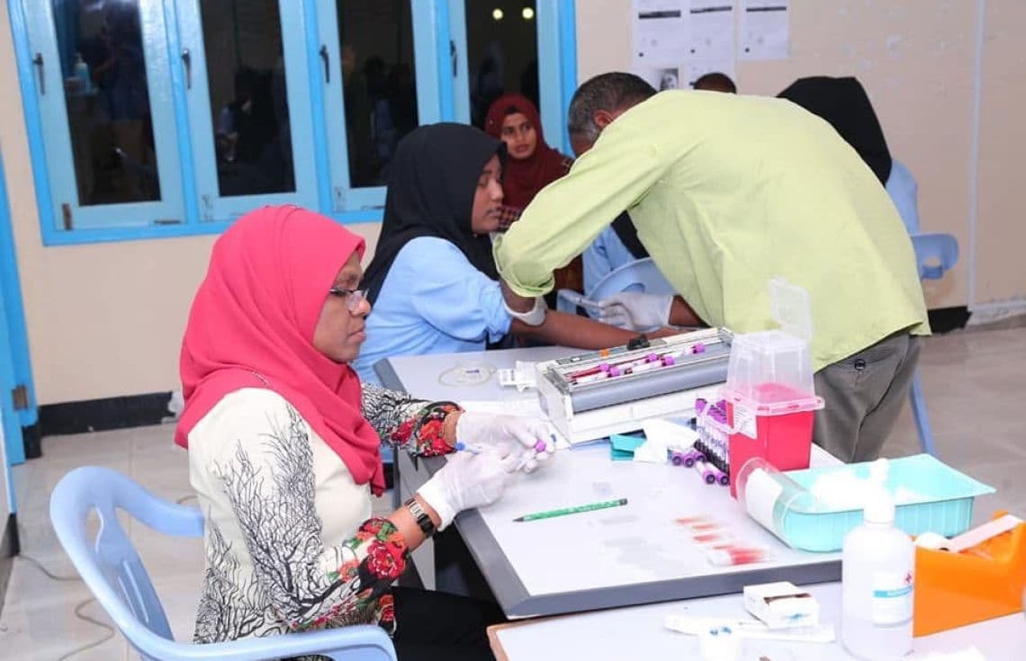 މޯލްޑިވިއަން ބްލަޑް ސަރވިސަސް ހުޅުވާފައި ހުންނަ ގަޑިތަކުގައި އެ ނަންބަރު މެދުވެރިކޮށް މަޢުލޫމާތު ސާފުކުރެވޭނެ ކަމަށް އެ އިދާރާއިން ބުނި.