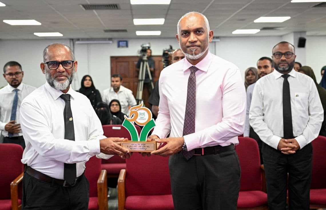 ޖަމުޢިއްޔަތުލް ފަލާޙްގެ ކީރިތި ޤުރުއާން ކިޔެވުމުގެ ރަންޔޫބީލް މުބާރާތުގެ އިނާމު ދިނުމުގެ ރަސްމިއްޔާތުގައި ފައީސް ޑރ. މުޢިއްޒު އަށް ހަނދާނީ ފިލާ އަރުވަނީ.